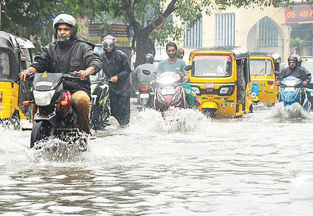 ତାମିଲନାଡ଼ୁରେ ପ୍ରବଳ ବର୍ଷା: ରାସ୍ତାଘାଟ ଜଳାର୍ଣ୍ଣବ, ବନ୍ଧ ଉଛୁଳୁଛି