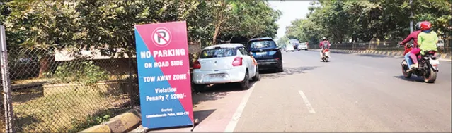 ନୋ ପାର୍କିଂ ଜୋନ୍‌ରେ ମାଳମାଳ ଗାଡ଼ି: ପୁଲିସ ହୋର୍ଡିଂକୁ ଫୁ’