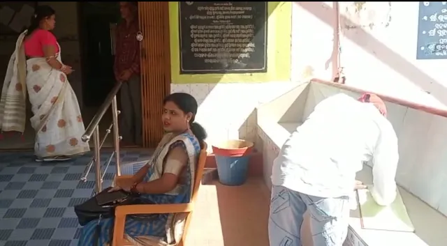 ଗେଟ୍‌ ସାମ୍ନାରେ ଚୌକି ପକାଇ ବସିଲେ, ଉପସ୍ଥାନ ପଞ୍ଜୀକରଣ ଧରି କର୍ମଚାରୀଙ୍କୁ ଜଗିଲେ ପୌର ଅଧ୍ୟକ୍ଷା