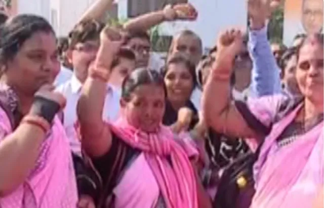 ରାଜ୍ୟ ସରକାରଙ୍କ ନିଷ୍ପତ୍ତିକୁ ବିରୋଧ କରି ରାଜଧାନୀରେ ଶିକ୍ଷଙ୍କ ଆନ୍ଦୋଳନ