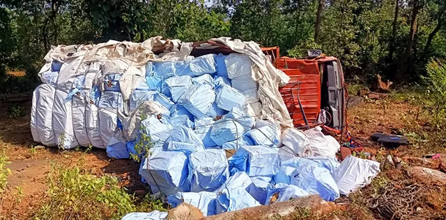 ଗୁଟ୍‌ଖା ବୋଝେଇ ଗାଡ଼ି ଓଲଟିଲା