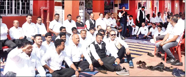 କୋର୍ଟ ପରିସରରେ ଆଇନଜୀବୀଙ୍କ ଧାରଣା: ବାହାରେ ଠିଆ ହେଲେ ବିଚାରପତି