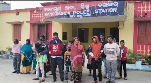 ବେଆଇନ ଭାବେ ରାଜ୍ୟ ବାହାରକୁ ଚାଲାଣ ହେଉଥିବା ୨୫ ଦାଦନ ଶ୍ରମିକକୁ ଉଦ୍ଧାର କଲା ବଙ୍ଗୋମୁଣ୍ଡା ପୁଲିସ