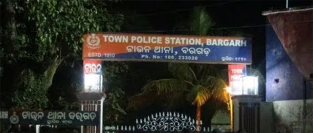 ଜିଲ୍ଲାପାଳ ଗୁହାରି ଶୁଣିଲେନି, ଗାଡ଼ିକୁ ଢେଲା ମାରିଲେ ବାବା