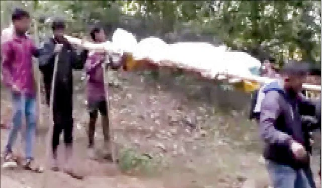 କନ୍ଧମା‌ଳରେ ରାସ୍ତା ଯନ୍ତ୍ରଣା: ଚିକିତ୍ସା ପାଇଁ ୫ କିଲୋମିଟର କାନ୍ଧରେ ବୋହିଥିଲେ, ମୃତ୍ୟୁ ପରେ ବି ବୋହିଲେ