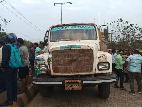 ବାଇକ ଆରୋହୀଙ୍କୁ ଚାପିଦେଲା ଅଳିଆବୁହା ଗାଡ଼ି; ମହିଳା ମୃତ, ଜଣେ ଗୁରୁତର