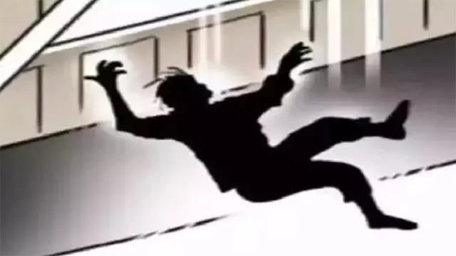 ତିନି ମହଲା କୋଠାରୁ ଖସିପଡ଼ିଲେ ମହିଳା