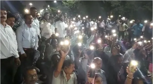 ଭୁ‌ବନେଶ୍ବର ଲୋୟର ପିଏମ୍‌ଜିରେ ମୋବାଇଲ୍‌ ଲାଇଟ୍‌ ଜାଳି ଶିକ୍ଷକଙ୍କ ପ୍ରଦର୍ଶନ।