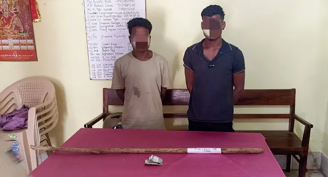 ଚଳନ୍ତା ଗାଡିକୁ ଠେଙ୍ଗା‌ ମା‌ଡ କରି ଦୁଇ ଗିରଫ