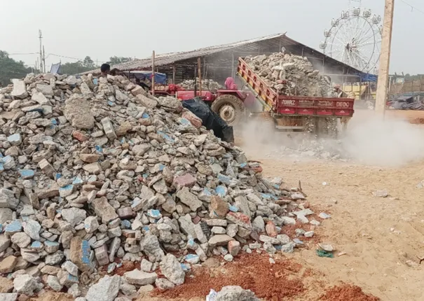 ଉଦ୍‌ଘାଟନ ପୂର୍ବ ଦିନ ପଡ଼ିଆରେ ପଡ଼ୁଛି କଂକ୍ରିଟ ଆବର୍ଜନା, ପଡ଼ିଆ ସମତୁଲରେ ବ୍ୟୟ ଅଢେଇ କୋଟି କୁଆଡ଼େ ଗଲା?