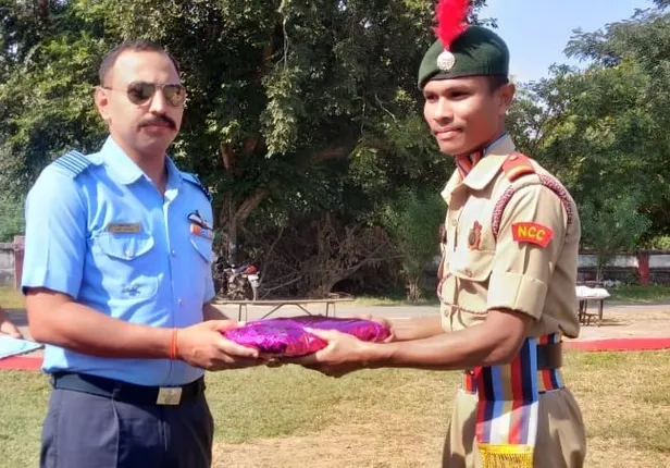 ଆକାଶ ମାର୍ଗରେ ପାରଦର୍ଶିତା ଦେଖାଇଲେ ବଣ୍ଡା ଛାତ୍ର, ଯୁଦ୍ଧ ବିମାନରୁ କଲେ ‘ପାରା ଗ୍ଲାଇଡିଂ‘