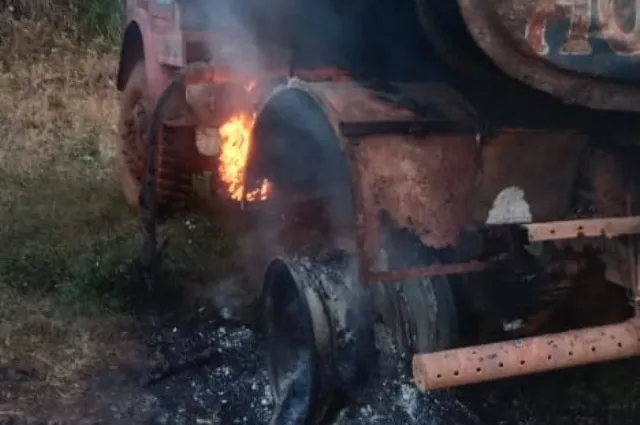 ରାସ୍ତା କାମରେ ନିୟୋଜିତ ଗାଡି ପୋଡିଲେ ନକ୍ସଲ