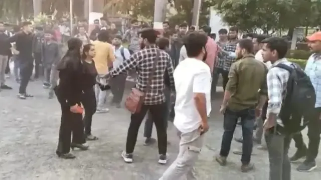 ଯୁବତୀଙ୍କୁ ଅଶାଳୀନ ମନ୍ତବ୍ୟ ନେଇ ସାମ୍ବାଦିକତା କଲେଜର ଦୁଇ ଗୋଷ୍ଠୀ ମଧ୍ୟରେ ବିବାଦ, ୪ ବନ୍ଧା ହେଲେ