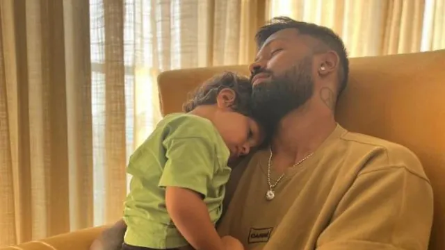 ଘରେ ପହଞ୍ଚି ପୁଅକୁ କାନ୍ଧରେ ନେଇ ସୋସିଆଲ୍‌ ମିଡିଆ‌ରେ ଫଟୋ ପୋଷ୍ଟ୍‌ କଲେ ପାଣ୍ଡ୍ୟା