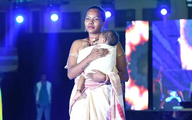 ନାମ ଡକା ସରିଥିଲା, କାନ୍ଦ ବନ୍ଦ କଲାନି କୁନି ଝିଅ; କାଖରେ ଧରି ରାମ୍ପ୍‌ୱାକ୍‌ କଲେ ମଡେଲ୍‌