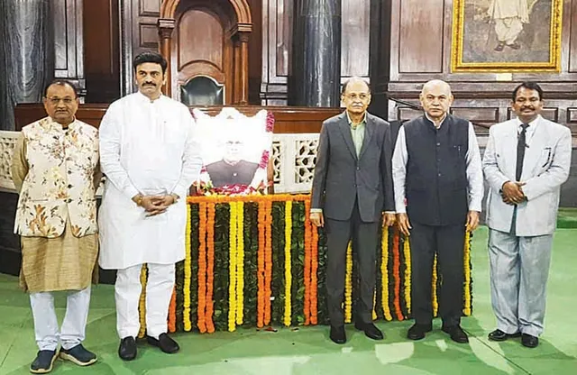 ସଂସଦରେ ରବି ରାୟଙ୍କ ପ୍ରତିମୂର୍ତ୍ତିରେ ମାଲ୍ୟାର୍ପଣ