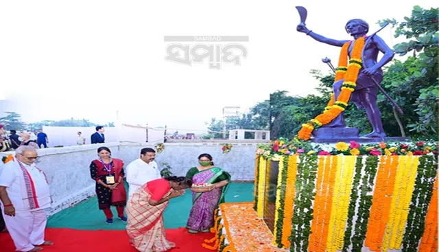 ଭୁବନେଶ୍ବର ମୈତ୍ରୀବିହାରରେ ବିର୍ସା ମୁଣ୍ଡାଙ୍କ ପ୍ରତିମୂର୍ତ୍ତିରେ ଶ୍ରଦ୍ଧାଞ୍ଜଳି ଦେଉଛନ୍ତି ରାଷ୍ଟ୍ରପତି ଦ୍ରୌପଦୀ ମୁର୍ମୁ। (ଫଟୋ: ବିଭୂତି)