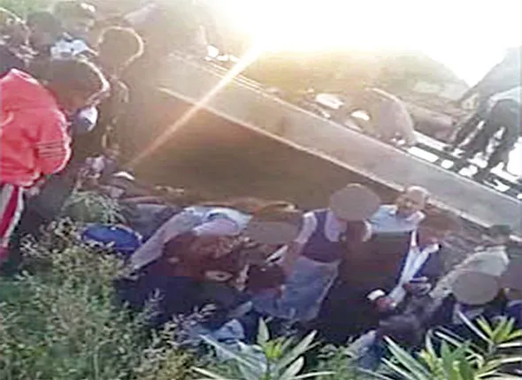 ସ୍କୁଲ୍‌ ପିଲାଙ୍କ ବସ୍‌ ଓଲଟି ୨ ମୃତ