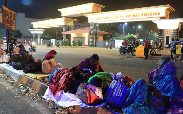 ଏମ୍‌ସ ପ୍ରାଙ୍ଗଣରୁ ତଡ଼ିଲେ, ରାସ୍ତାରେ ଶହଶହ ରୋଗୀ