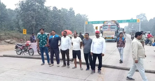 ୧୨ ଘଣ୍ଟିଆ ଜାତୀୟ ରାଜପଥ ଅବରୋଧ ସହ ସମ୍ପୂର୍ଣ୍ଣ ବୀରମିତ୍ରପୁର ବନ୍ଦ