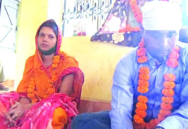 ବ‌କେୟା ଦରମା ପାଇଁ ରୋଗୀଣା ପୁଅକୁ ଧରି ଧାରଣାରେ ବସିଲେ