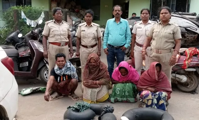 ତିନି ମହିଳାଙ୍କ ସମେତ ୪ ମଦ ବେପାରୀ ଗିରଫ, ୨୧୦ ଲିଟର ଦେଶୀ ମଦ ଜବତ