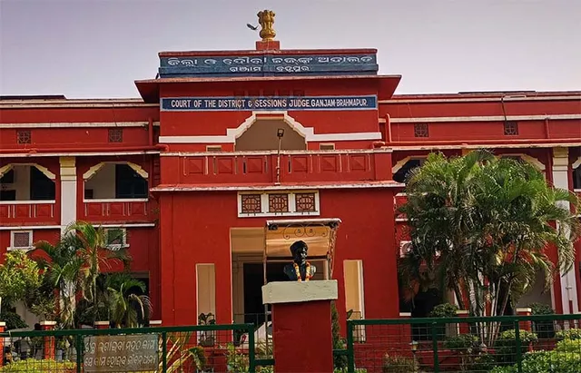 କୋର୍ଟ ଭିତରେ ଏସ୍‌ଡିଜେଏମ୍‌ଙ୍କ ବେକରେ ଛୁରୀ ଲଗାଇଲା ଦୁର୍ବୃତ୍ତ