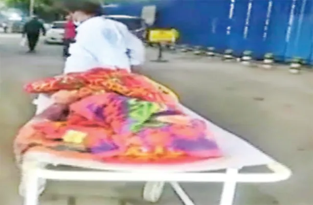 ରାଜଧାନୀ ରାସ୍ତାରେ ଅଭାବନୀୟ ଦୃଶ୍ୟ: ମା’ର ଶବକୁ ଷ୍ଟ୍ରେଚର୍‌ରେ ବୋହିଲେ ଯୁବକ