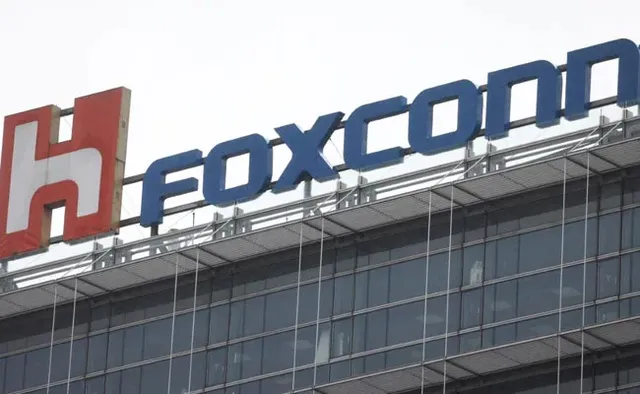 କର୍ମଚାରୀମାନେ ଖସି ଯିବାରୁ ‘ବିଶ୍ବର ବୃହତ୍ତମ ଆଇଫୋନ୍‌ କାରଖାନା’ ଚାରିପଟେ ଲକ୍‌ଡାଉନ୍‌ ଘୋଷଣା କଲା ଚୀନ୍‌