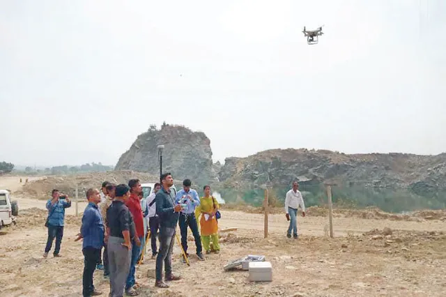 ରାହାଡ଼ପୁର ଖାଦାନରେ ଡ୍ରୋନ୍‌ ଉଡ଼ାଇ ମାପଚୁପ, ପାଣିରେ ଭର୍ତ୍ତି ଖାଦାନରେ ଖନନ ପରିମାଣ ମପାଯିବ କିପରି?