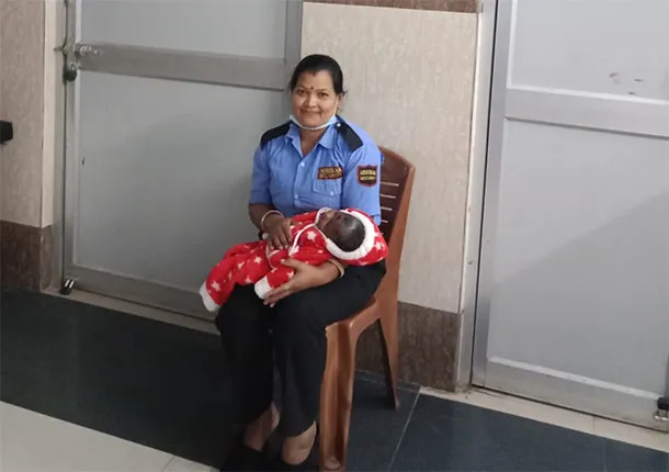 ନିଜ ନବଜାତକ ଶିଶୁଙ୍କୁ ଧରି ଡ୍ୟୁଟି କରୁଛନ୍ତି ମହିଳା ସୁରକ୍ଷାକର୍ମୀ