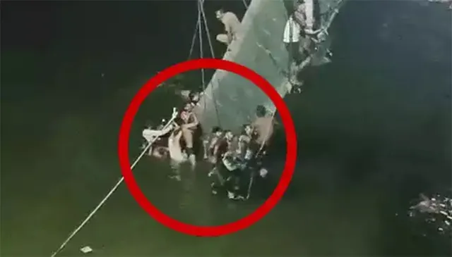 ଗୁଜରାଟ ଝୁଲାପୋଲ ଭାଙ୍ଗିବା ଘଟଣା: ବଞ୍ଚି ଯାଇଥିବା ବ୍ୟକ୍ତିଙ୍କ ମୁହଁରୁ...