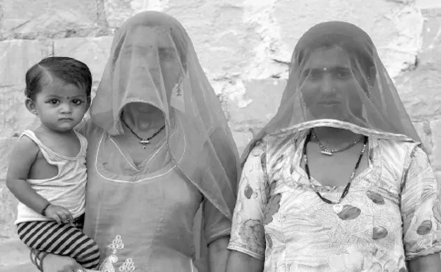 ଅବଗୁଣ୍ଠନ ତଳେ