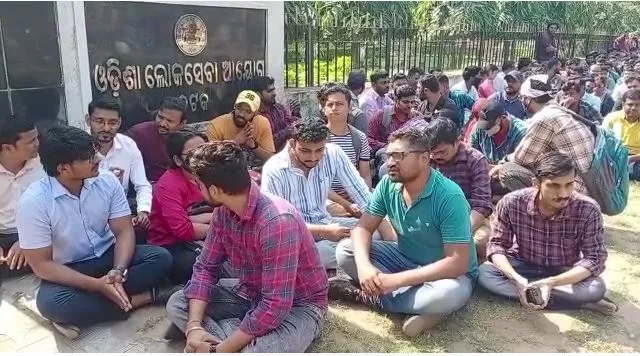 ଏଏସ୍‌ଓ ପରୀକ୍ଷାରେ ବ୍ୟପାକ ତ୍ରୁଟି ନେଇ ଅଭିଯୋଗ, ଓପିଏସ୍‌ସି କାର୍ଯ୍ୟାଳୟ ସାମ୍ନାରେ ଧାରଣା ଦେଲେ ପରୀକ୍ଷାର୍ଥୀ