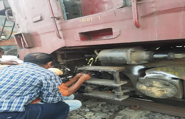 ବୁଲେଟ୍‌କୁ ଅଧା କିଲୋମିଟର ଘୋଷାଡ଼ି ନେଲା ଟ୍ରେନ