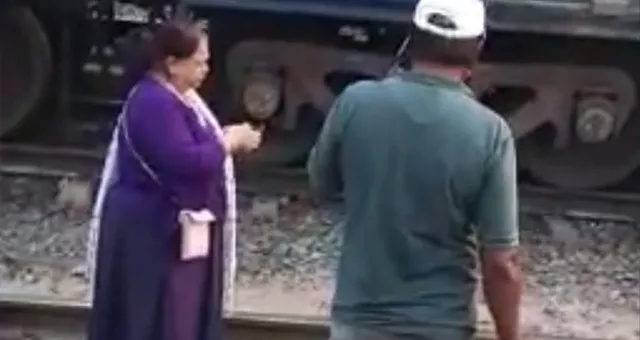 ନିଶ୍ଚିତ ହେଲାନି ଟିକେଟ୍‌, ଟ୍ରେନ୍‌ ଆଗରେ ଶୋଇଲେ ମହିଳା