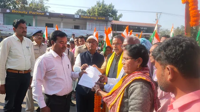 ଜିଲ୍ଲାପାଳଙ୍କ ଅଫିସ୍ ଆଗରେ ଗର୍ଜିଲା ଆଦିବାସୀ ସଂଘ