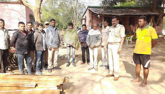 ଡିଜେଲ ଚାଳିତ ବେଆଇନ କରତକଳ ସହ ଲକ୍ଷାଧିକ ଟଙ୍କାର କାଠ ଜବତ, ୩ ଗିରଫ