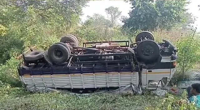 ଓଲଟିଲା କାଠଗଣ୍ତି ବୋଝେଇ ଟ୍ରକ