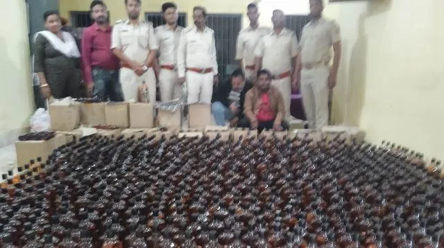 ସ୍କୁଲ ରୁମ ଭିତରେ ୧୦୪ ପେଟି ମଦ, ୨ ଜଣ ଗିରଫ