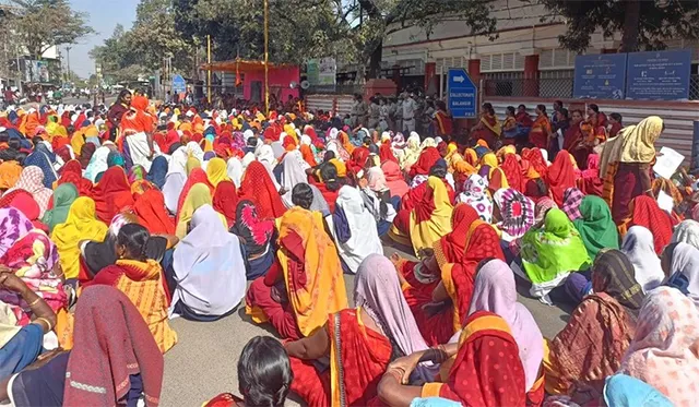 ଅଙ୍ଗନବାଡ଼ି କର୍ମୀଙ୍କ ଜିଲ୍ଲାପାଳ କାର୍ଯ୍ୟାଳୟ ଘେରାଉ ଓ ରାସ୍ତାରୋକ