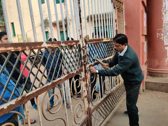 ଜିଲ୍ଲାପାଳଙ୍କ କାର୍ଯ୍ୟାଳୟ ଫାଟକରେ ତାଲା ପକାଇଲେ ଦୁର୍ବୃତ୍ତ