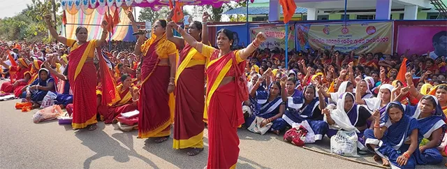 ଜିଲ୍ଲାପାଳଙ୍କ ଅଫିସ୍‌ ଆଗରେ ଅଙ୍ଗନବାଡ଼ି କର୍ମୀ ଓ ସହାୟିକାଙ୍କ ବିକ୍ଷୋଭ