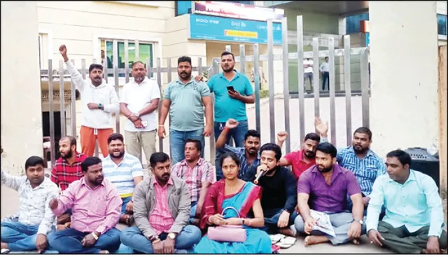 ବିଲ୍ଡର-ଅଧିକାରୀ ସଲାସୁତରା ଅଭିଯୋଗ: ବିଏମ୍‌ସି ବୋର୍ଡକୁ ଉପାଡ଼ି ଜବରଦଖଲ