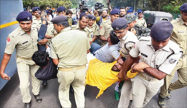 ବିଜେବି ଛାତ୍ରୀ ରୁଚିକା ଆତ୍ମହତ୍ୟା ଘଟଣା: ସଚିବାଳୟରେ ପଶିବାକୁ ଉଦ୍ୟମ, ନବନିର୍ମାଣ ଯୁବଛାତ୍ର ସଂଗଠନ କର୍ମୀଙ୍କୁ ଉଠାଇନେଲା ପୁଲିସ