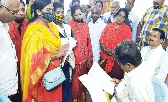 ଅଙ୍ଗନବାଡ଼ି କର୍ମୀଙ୍କ ପକ୍ଷରୁ ଖଣ୍ଡପଡ଼ା ବିଧାୟକଙ୍କୁ ଦାବିପତ୍ର