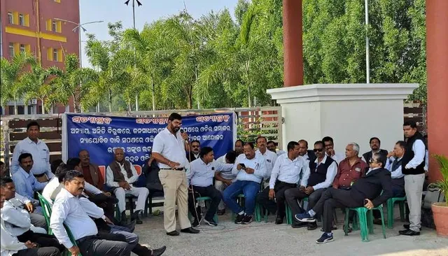 ଭଦ୍ରକରେ ଆଇନଜୀବୀଙ୍କ ସତ୍ୟାଗ୍ରହ