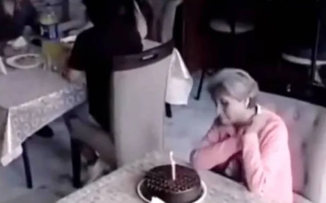 ଏକା ବସି ଜନ୍ମଦିନ କେକକାଟୁଥିବା ମହିଳାଙ୍କ ସହିତ ଘଟିଲା ଏମିତି ଘଟଣା…