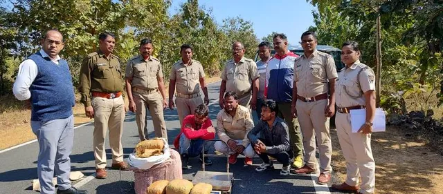 ଅନ୍ତଃରାଷ୍ଟ୍ରୀୟ ମାନବାଧିକାର ବୋର୍ଡ଼ ଲଗାଇ ଗଞ୍ଜେଇ ଚାଲାଣ; ଦାମୀ ଗାଡ଼ି ସହ ମଧ୍ୟପ୍ରଦେଶର ୩ ଯୁବକ ଗିରଫ