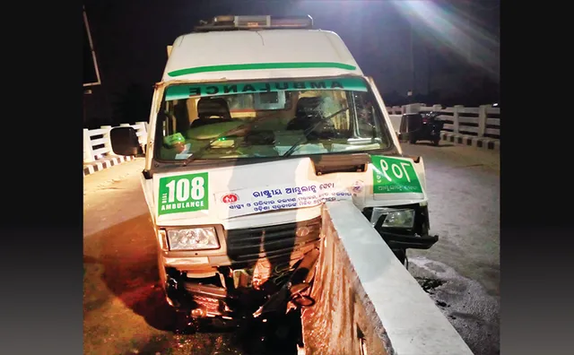 ଡିଭାଇଡର୍‌ରେ ପିଟି ହେଲା ଆମ୍ବୁଲାନ୍ସ, ଚାଳକ ସମେତ ୨ ରୋଗୀ ଆହତ